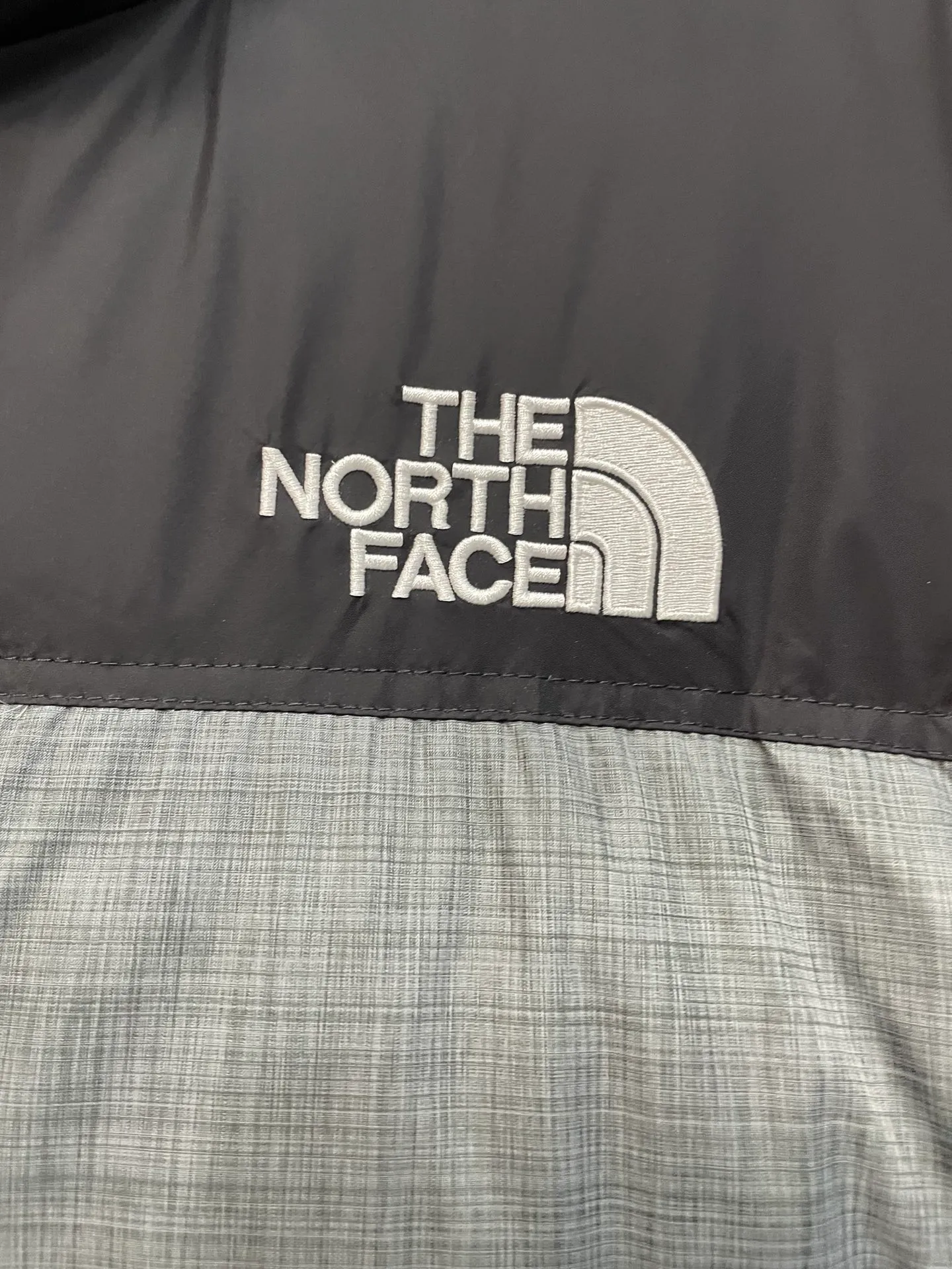 Gray 【The North Face 1996Nuptse 1996/Classic / / 】 ： The North Face" 、 。 The North Face" 。 The North Face。 。 , 。 The North Face" , Yosemite Half Dome, 。 + ： ✅ ：RDS Quality 700 / 280g ✅ ： ✅ ：YKK ISO 9000Quality ZP ✅ ：340TPremium ✅ ： ， ， Lightweight 。 ： ： DWR (DWR ） ～ ： 700 （RDS ) 1990 ， ， ， ， Lightweight 。